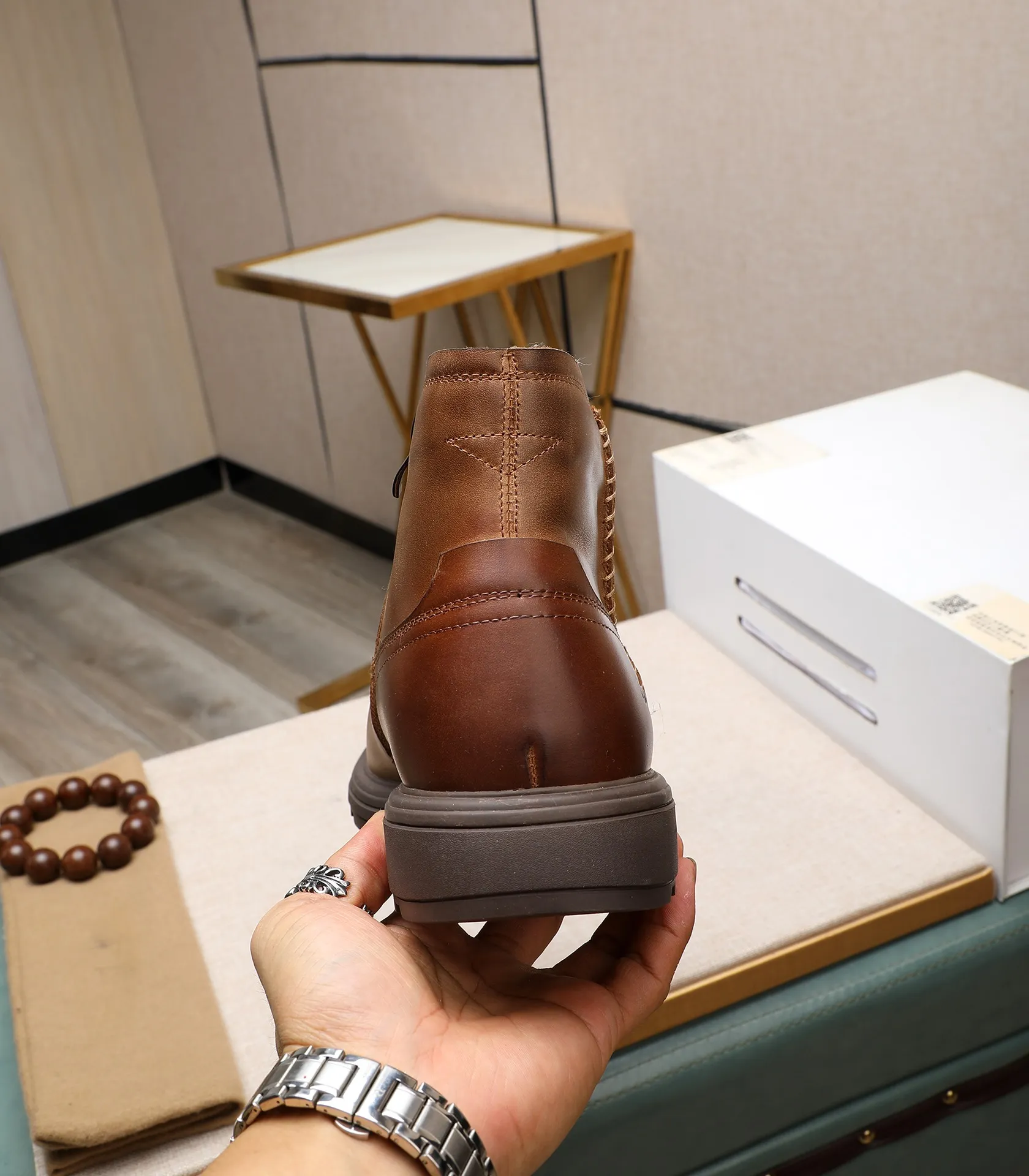 Men's men's shoes💰640 UGG (100% genuine wool lining, 10% off for fake ones) Please pay attention to the quality of the original order and compare the thickness of the wool🏮🏮Hot-selling UGG from Australia's warm luxury brand men's shoes, the official website is synchronized, Beckham men's style..., made of imported top-layer waxed cowhide, waxed toe cap, Australian real wool velvet lining Carefully sewn...Imported rubber Martin boots outsole (comfortable, soft and wear-resistant). I really like the quality..Exquisite workmanship. You can't put it down at first sight. Size 39-44